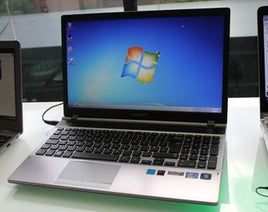 Samsung NP545XLAKA8VZ : ordinateur portable multimédia 15,6 pouces avec haut-parleurs à basses profondes et appels vidéo améliorés par l'IA.